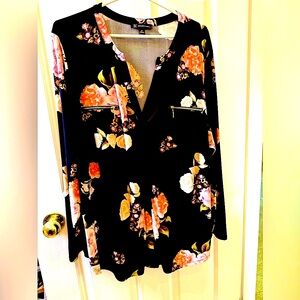 NWOT ladies top with gold zippers black background 3X floral design